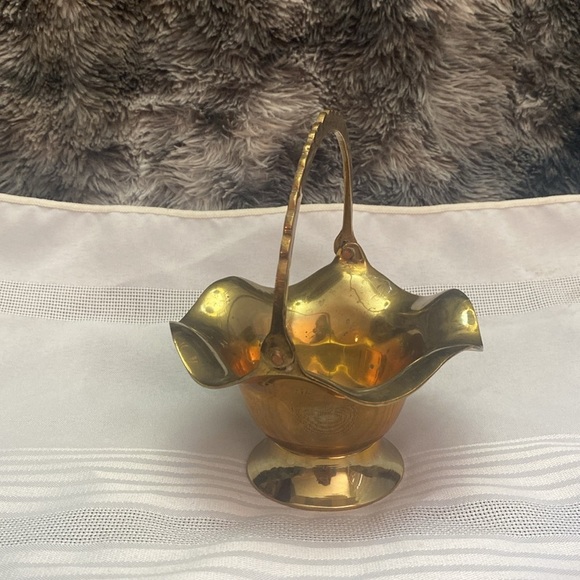 Vintage Brass Handle Basket - Picture 3 of 16
